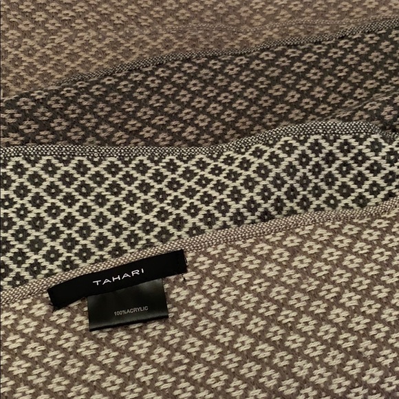 Tahari scarf - Picture 3 of 4